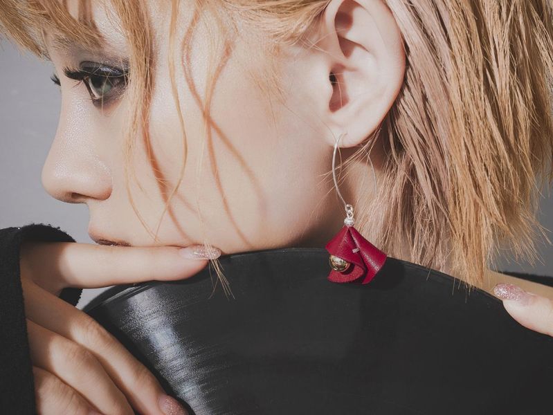 AFTERGLOW | 朵 * 純銀 皮革 天然 幾何 抗敏 垂墜 耳環 ESG natural系列 recycled material 公平貿易 環保 環境友善 羊皮 耳環 花耳環