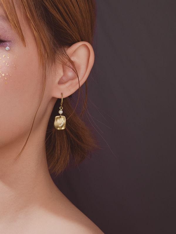 ONCE LITE | 暮光系 - MOON * 新月 鋯石 珍珠 黃銅耳環 交換禮物 婚禮小物 情人節禮物 抗敏耳環 珍珠耳環 生日禮物 畢業禮物 迷你耳環 黃銅耳環