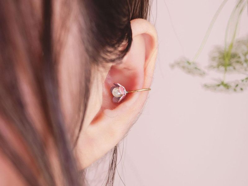 暮光系 - 春日小花紅 * 黃銅 珍珠 花朵 彩色  樹脂 耳骨夾 交換禮物 婚禮小物 情人節禮物 珍珠 珍珠耳環 珍珠耳骨夾 生日禮物 耳窩夾