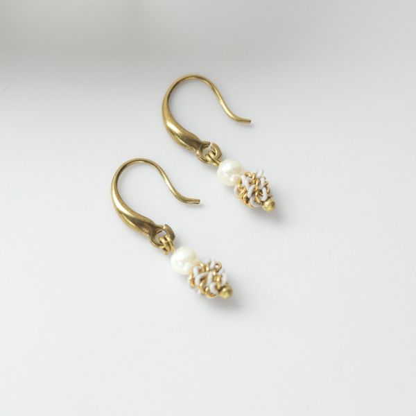 ONCE LITE | 暮光系 - WHITE * 白色 珍珠 黃銅耳環 交換禮物 婚禮小物 情人節禮物 抗敏耳環 珍珠耳環 生日禮物 畢業禮物 迷你耳環 黃銅耳環