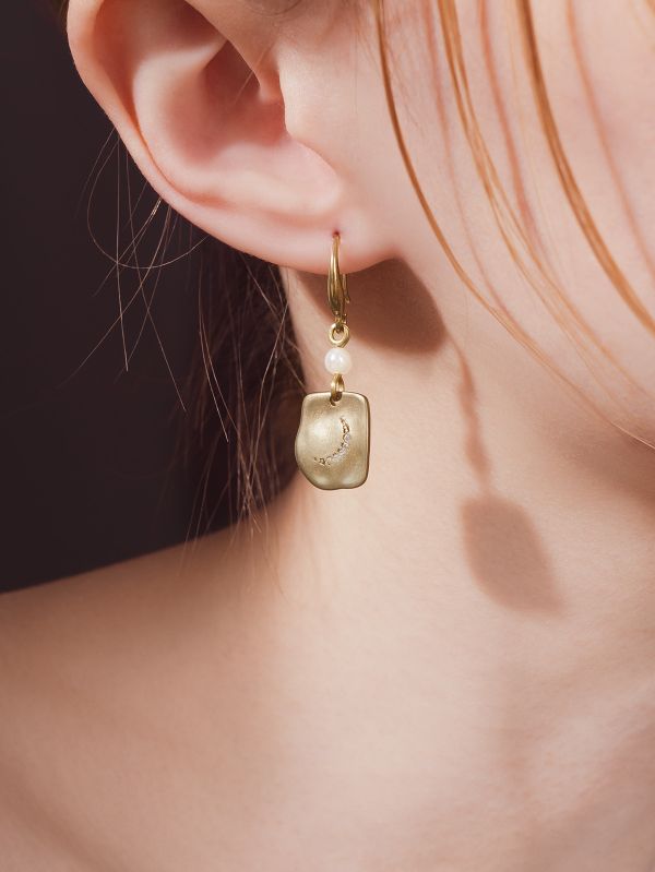 ONCE LITE | 暮光系 - MOON * 新月 鋯石 珍珠 黃銅耳環 交換禮物 婚禮小物 情人節禮物 抗敏耳環 珍珠耳環 生日禮物 畢業禮物 迷你耳環 黃銅耳環