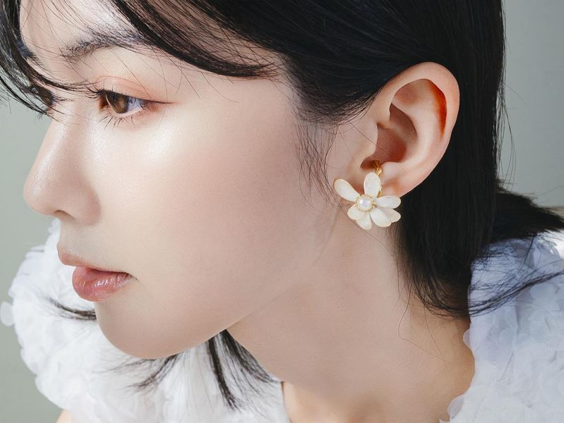 VERNL | 春息 - 珍珠白 * 黃銅 珍珠 花朵 彩色 樹脂 戒指 耳骨夾 交換禮物 情人節禮物 戒指珍珠 珍珠耳骨夾 生日禮物 耳窩夾 花耳環