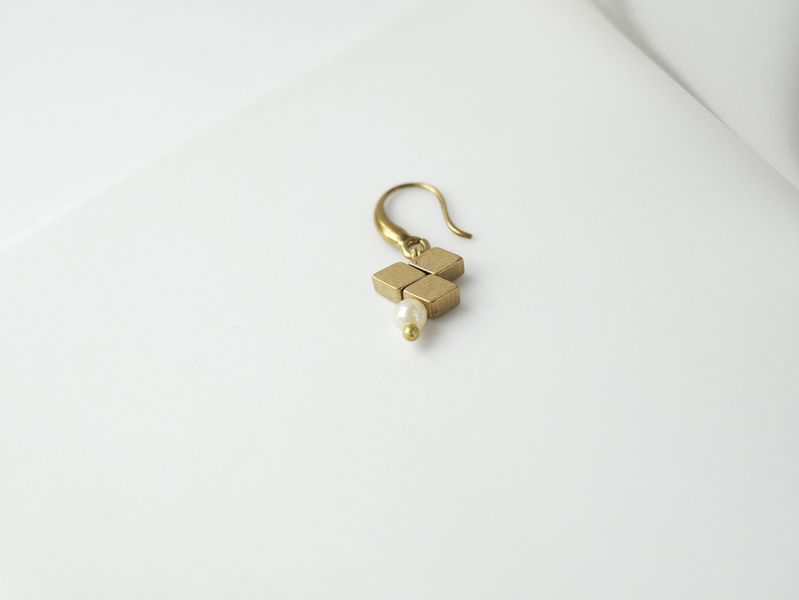 ONCE LITE | 暮光系 - RHOMBUS * 菱形 珍珠 黃銅耳環 交換禮物 婚禮小物 情人節禮物 抗敏耳環 珍珠耳環 生日禮物 畢業禮物  迷你耳環 黃銅耳環