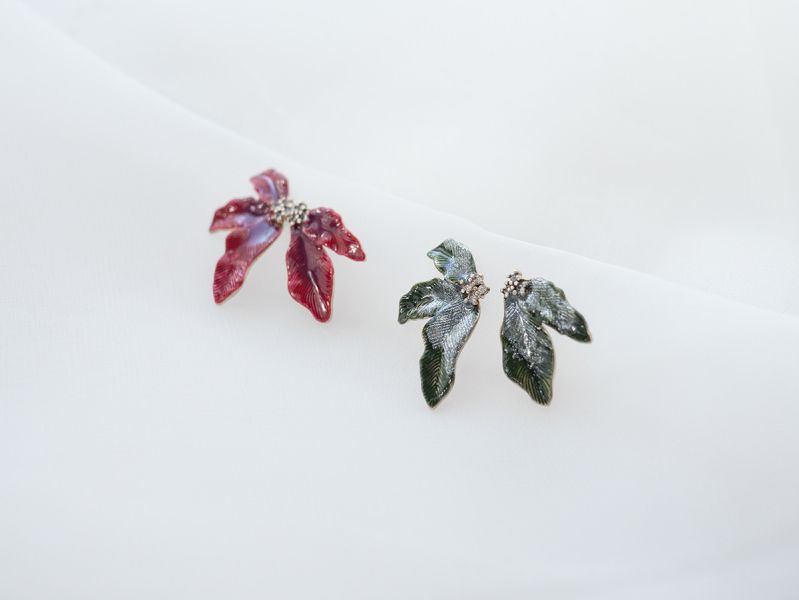 Xmas | Emerald * 翠綠 黃銅 冷琺瑯 聖誕紅耳環 交換禮物 植物耳環 純銀耳針耳環 聖誕禮物 聖誕紅花耳環 葉子耳環 閨蜜禮物