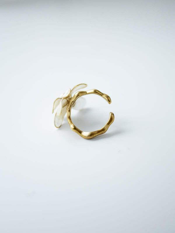 VERNL | 春息 - 珍珠白 * 黃銅 珍珠 花朵 彩色 樹脂 戒指 耳骨夾 交換禮物 情人節禮物 戒指珍珠 珍珠耳骨夾 生日禮物 耳窩夾 花耳環