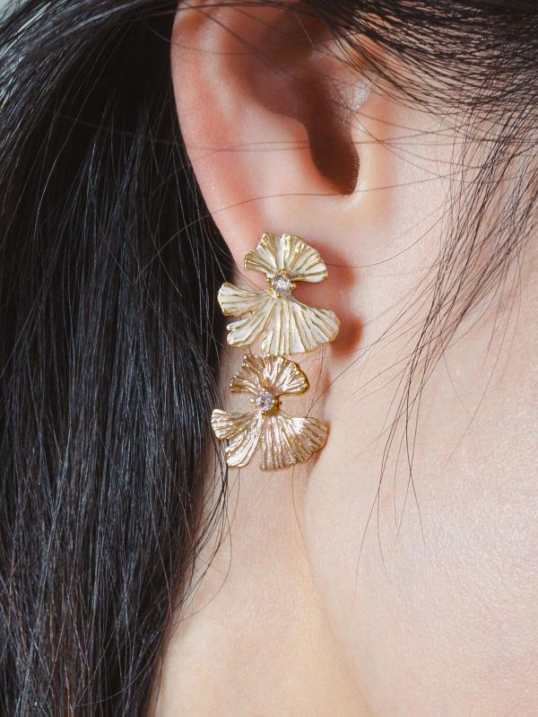 LUNARIA - 月瓣 * 黃銅 不銹鋼針 樹脂 抗敏 後扣 耳環 女生禮物 康乃馨 情人節禮物 母親節 母親節禮物 生日禮物 耳環 花耳環