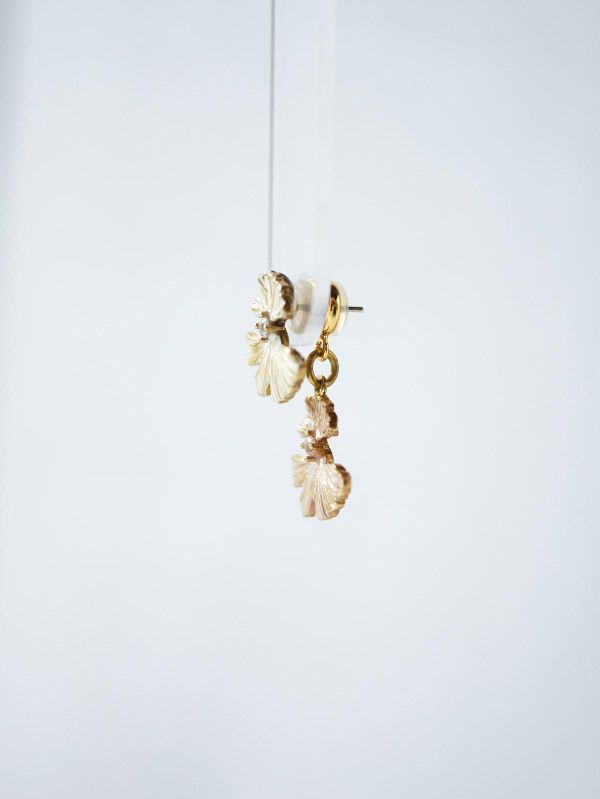 LUNARIA - 月瓣 * 黃銅 不銹鋼針 樹脂 抗敏 後扣 耳環 女生禮物 康乃馨 情人節禮物 母親節 母親節禮物 生日禮物 耳環 花耳環