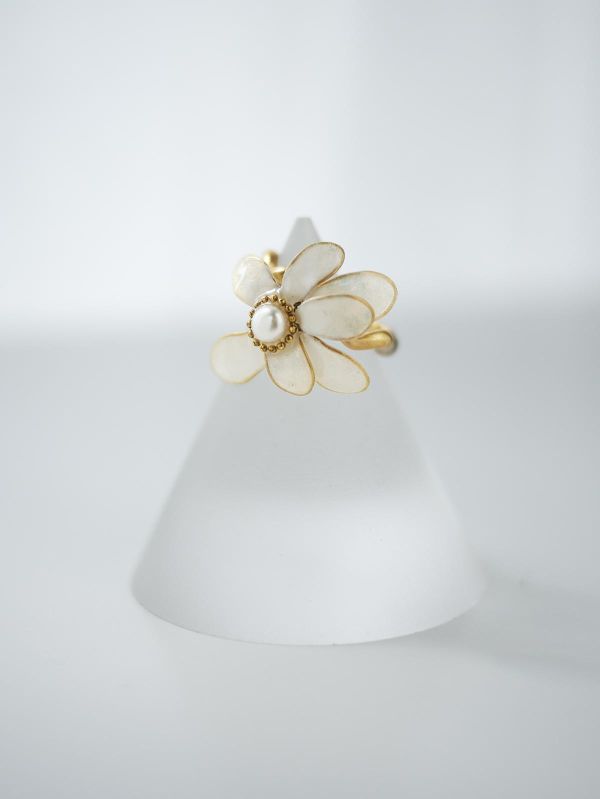 VERNL | 春息 - 珍珠白 * 黃銅 珍珠 花朵 彩色 樹脂 戒指 耳骨夾 交換禮物 情人節禮物 戒指珍珠 珍珠耳骨夾 生日禮物 耳窩夾 花耳環