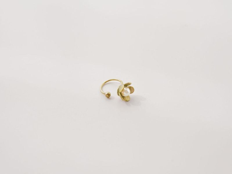 暮光系 - 春日小花藍 * 黃銅 珍珠 花朵 彩色 樹脂 耳骨夾 交換禮物 婚禮小物 情人節禮物 珍珠 珍珠耳環 珍珠耳骨夾 生日禮物 耳窩夾