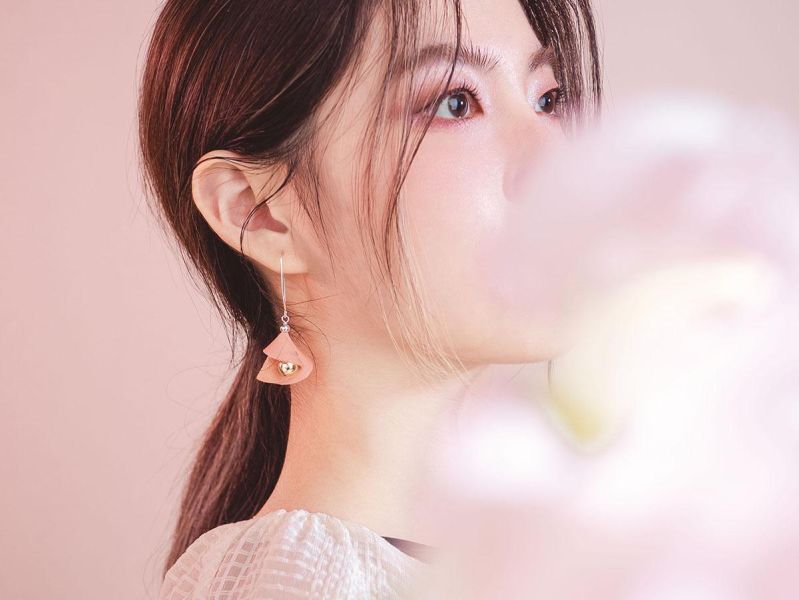 AFTERGLOW | 雲 * 純銀 皮革 天然 幾何 抗敏 垂墜 耳環 ESG natural系列 recycled material 公平貿易 環保 環境友善 羊皮 耳環 花耳環