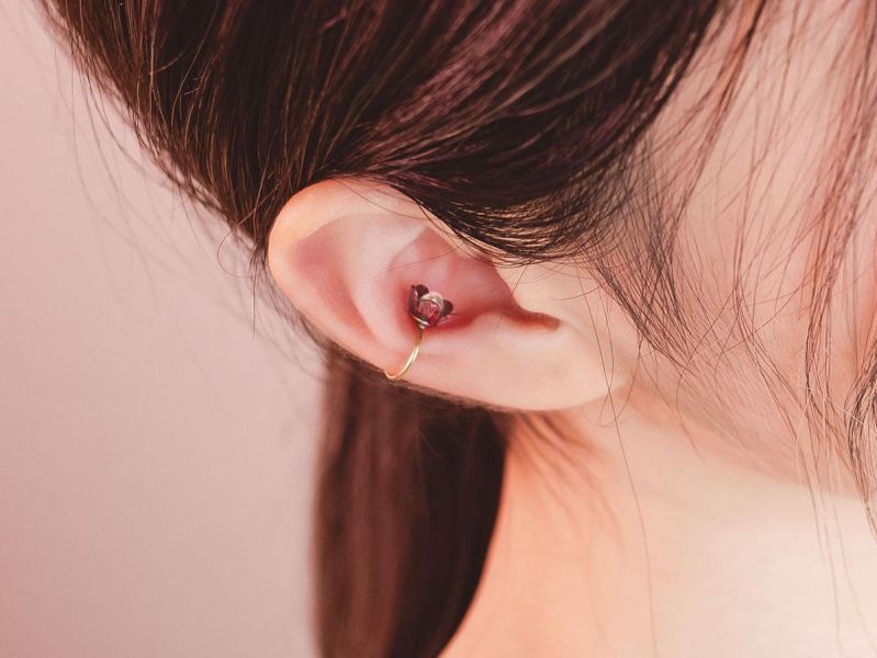 暮光系 - 春日小花紅 * 黃銅 珍珠 花朵 彩色  樹脂 耳骨夾 交換禮物 婚禮小物 情人節禮物 珍珠 珍珠耳環 珍珠耳骨夾 生日禮物 耳窩夾