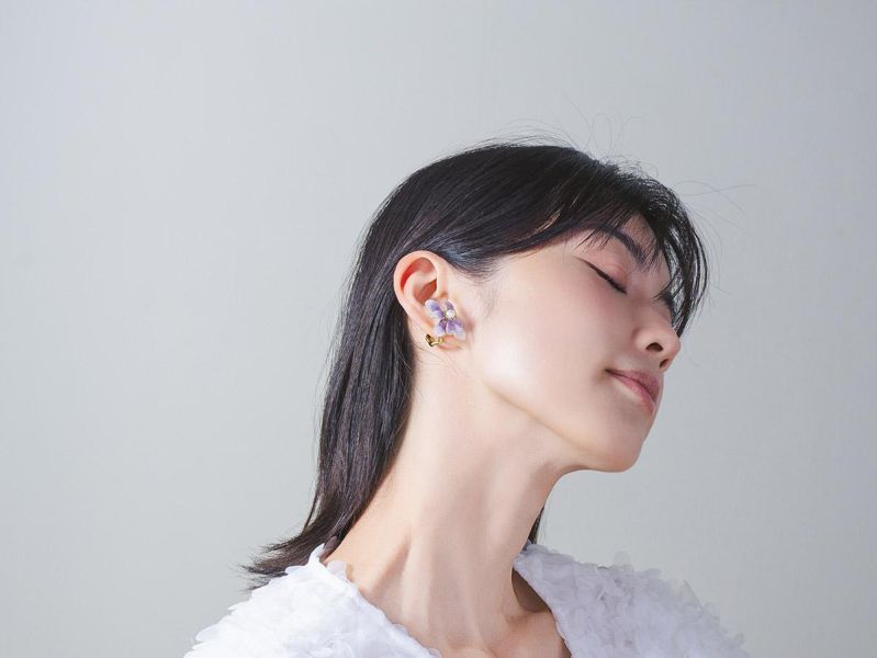 VERNL | 春息 - 藍紫 * 黃銅 珍珠 花朵 彩色 樹脂 戒指 耳骨夾 交換禮物 情人節禮物 戒指珍珠 珍珠 耳骨夾 生日禮物 耳窩夾 花耳環