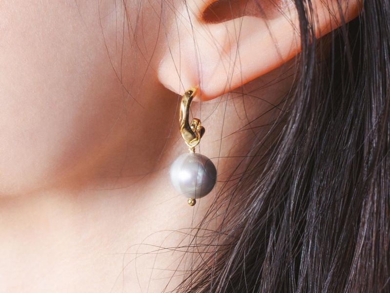 LUNARIA - 月澄 * 金色 黃銅 純銀針 天然珍珠 抗敏 耳環 女生禮物 情人節禮物 母親節禮物 淡水珍珠 珍珠 珍珠耳環 生日禮物 耳環