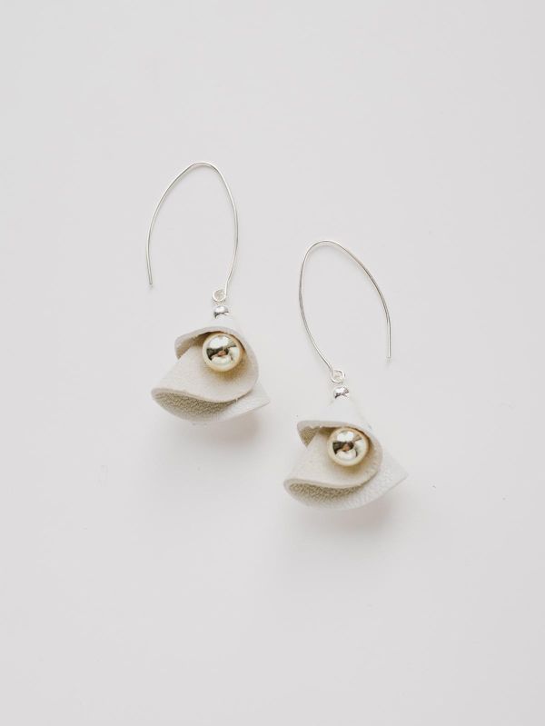 AFTERGLOW | 朵 * 純銀 皮革 天然 幾何 抗敏 垂墜 耳環 ESG natural系列 recycled material 公平貿易 環保 環境友善 羊皮 耳環 花耳環