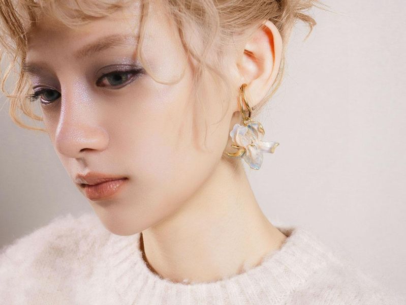 暮光系 - 覆雪盛開 * 冷琺瑯  樹脂 白色 花朵 黃銅 耳骨夾 交換禮物 婚禮小物 情人節禮物 生日禮物 畢業禮物花 耳環花耳環 黃銅耳環