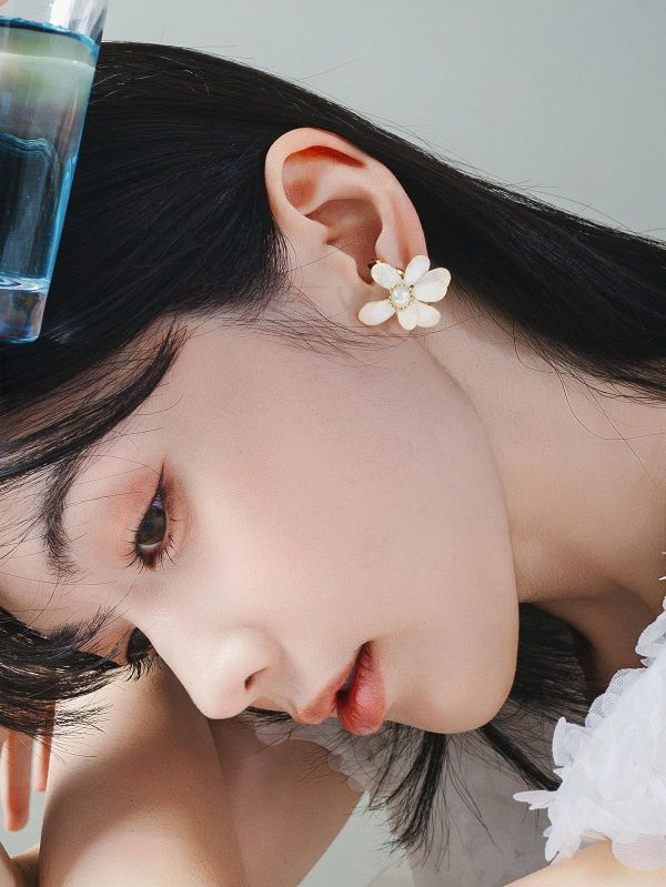 VERNL | 春息 - 珍珠白 * 黃銅 珍珠 花朵 彩色 樹脂 戒指 耳骨夾 交換禮物 情人節禮物 戒指珍珠 珍珠耳骨夾 生日禮物 耳窩夾 花耳環