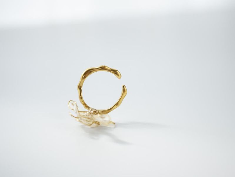 VERNL | 春息 - 透明 * 黃銅 珍珠 花朵 彩色 樹脂 戒指 耳骨夾 交換禮物 情人節禮物 戒指珍珠 珍珠 耳骨夾 生日禮物 耳窩夾 花耳環