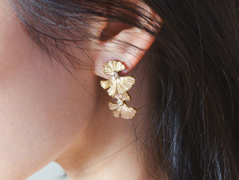 LUNARIA - 月瓣 * 黃銅 不銹鋼針 樹脂 抗敏 後扣 耳環 女生禮物 康乃馨 情人節禮物 母親節 母親節禮物 生日禮物 耳環 花耳環