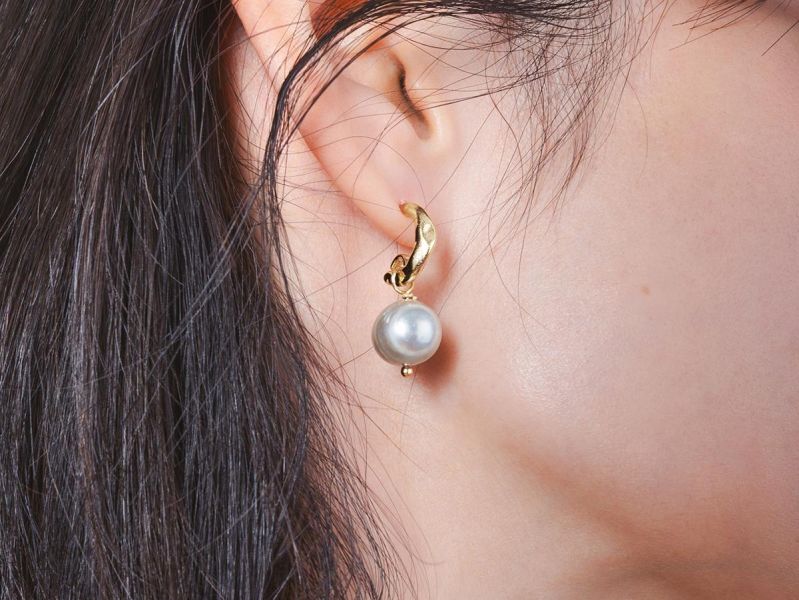 LUNARIA - 月澄 * 金色 黃銅 純銀針 天然珍珠 抗敏 耳環 女生禮物 情人節禮物 母親節禮物 淡水珍珠 珍珠 珍珠耳環 生日禮物 耳環