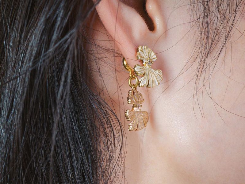 LUNARIA - 月瓣 * 黃銅 不銹鋼針 樹脂 抗敏 後扣 耳環 女生禮物 康乃馨 情人節禮物 母親節 母親節禮物 生日禮物 耳環 花耳環