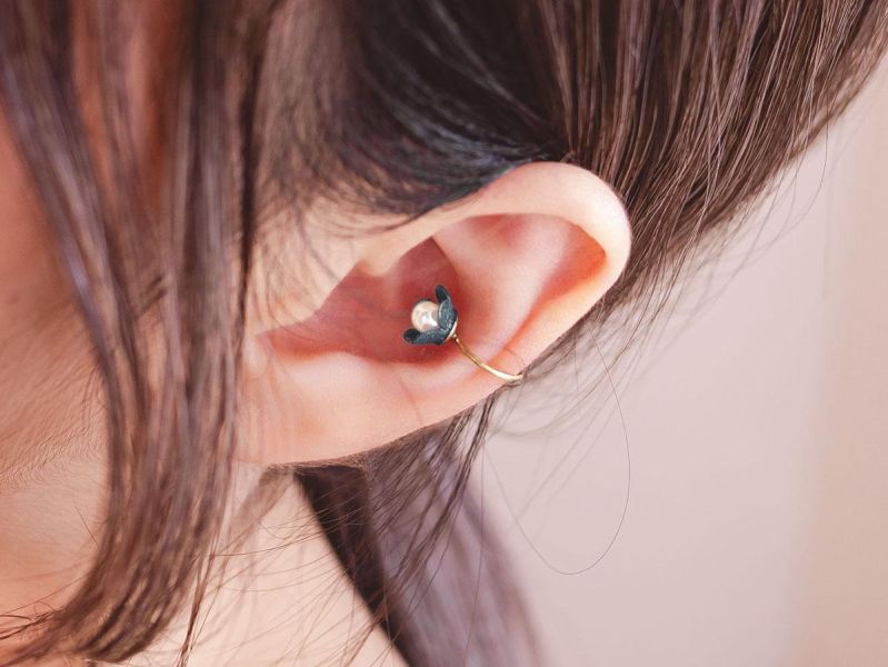 暮光系 - 春日小花藍 * 黃銅 珍珠 花朵 彩色 樹脂 耳骨夾 交換禮物 婚禮小物 情人節禮物 珍珠 珍珠耳環 珍珠耳骨夾 生日禮物 耳窩夾