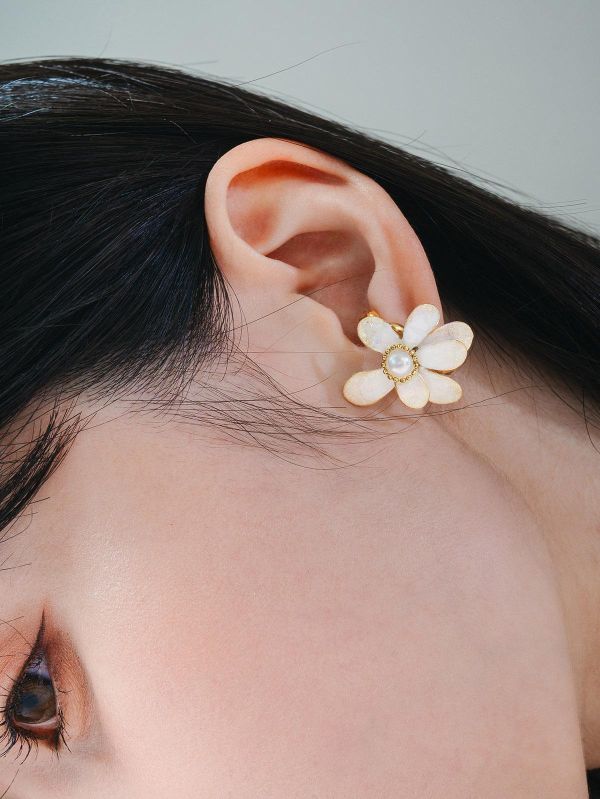 VERNL | 春息 - 珍珠白 * 黃銅 珍珠 花朵 彩色 樹脂 戒指 耳骨夾 交換禮物 情人節禮物 戒指珍珠 珍珠耳骨夾 生日禮物 耳窩夾 花耳環