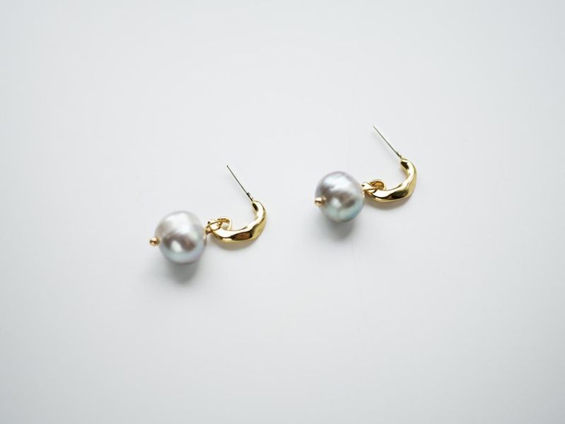 LUNARIA - 月澄 * 金色 黃銅 純銀針 天然珍珠 抗敏 耳環 女生禮物 情人節禮物 母親節禮物 淡水珍珠 珍珠 珍珠耳環 生日禮物 耳環