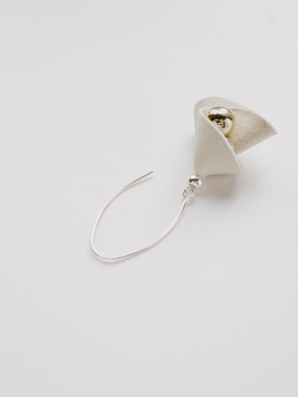 AFTERGLOW | 朵 * 純銀 皮革 天然 幾何 抗敏 垂墜 耳環 ESG natural系列 recycled material 公平貿易 環保 環境友善 羊皮 耳環 花耳環