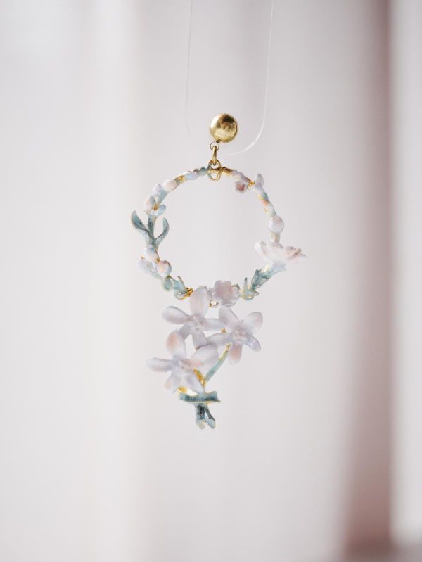 暮光系 - 覆雪 * 冷琺瑯 樹脂 白色 花朵 黃銅 耳環 交換禮物 婚禮小物 情人節禮物 生日禮物 畢業禮物 花 耳環 花耳環 黃銅耳環