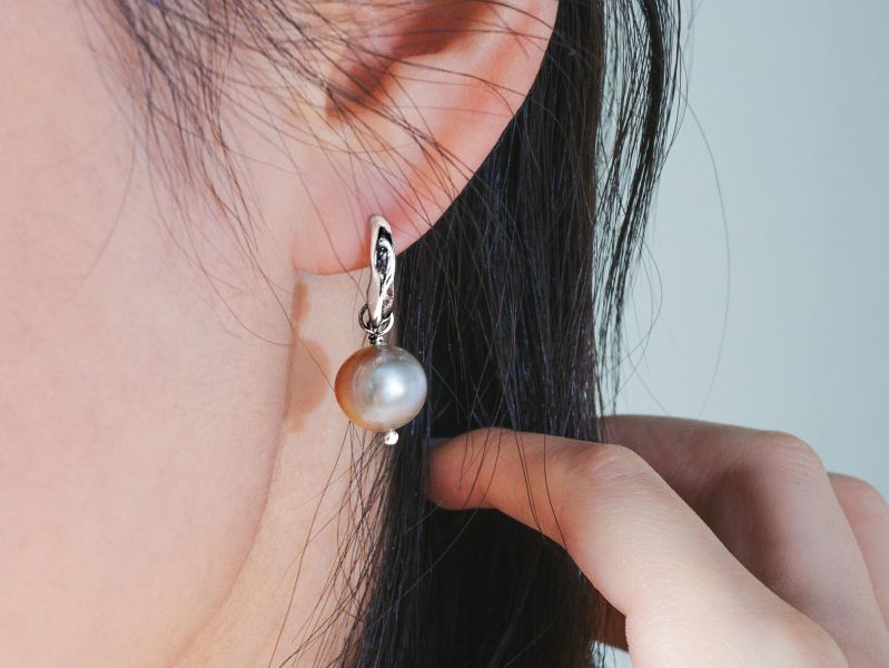 LUNARIA - 月澄 * 銀色 黃銅 純銀針 天然珍珠 抗敏 耳環 女生禮物 情人節禮物 母親節禮物 淡水珍珠 珍珠 珍珠耳環 生日禮物 耳環