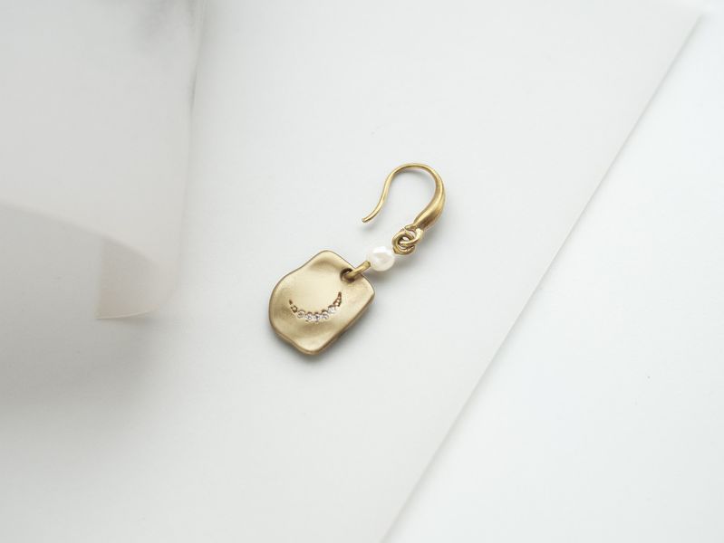 ONCE LITE | 暮光系 - MOON * 新月 鋯石 珍珠 黃銅耳環 交換禮物 婚禮小物 情人節禮物 抗敏耳環 珍珠耳環 生日禮物 畢業禮物 迷你耳環 黃銅耳環