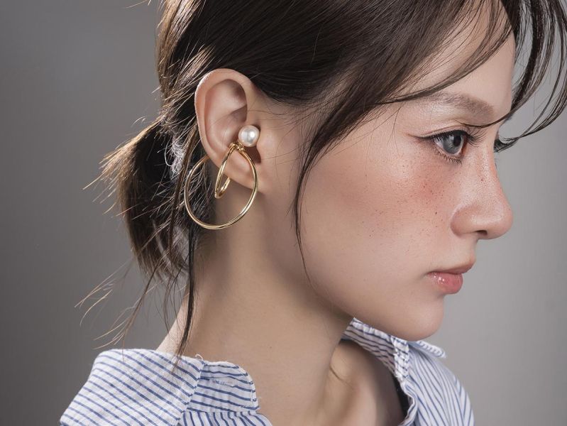 ARROGANT - 環行 * 金色 簡約 幾何 個性 耳環 耳骨夾 交換禮物 大耳環 女 禮物 女友禮物 情人節 情人節禮物 抗敏耳環 金色耳骨夾