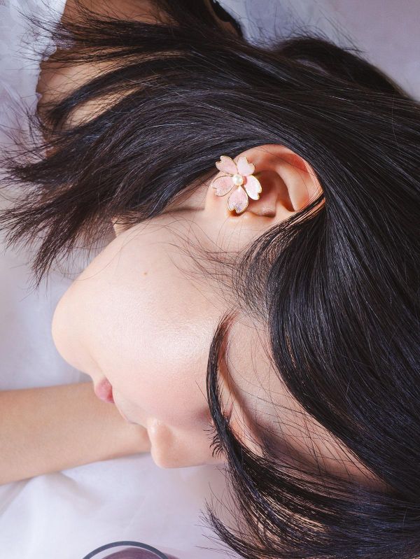 VERNL | 春息 - 初櫻 * 黃銅 珍珠 櫻花 彩色 樹脂 戒指 耳骨夾 交換禮物 情人節禮物 戒指 珍珠 珍珠耳骨 夾生日禮物 耳窩夾 花朵 花耳環