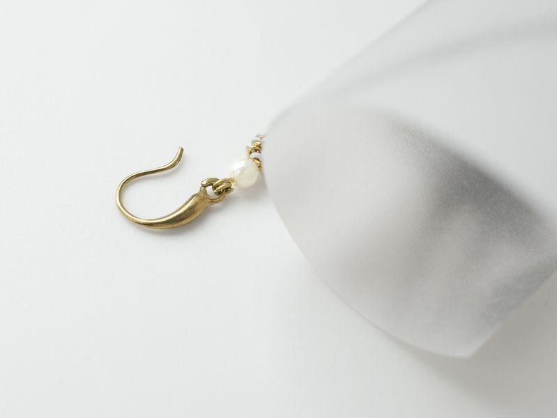 ONCE LITE | 暮光系 - WHITE * 白色 珍珠 黃銅耳環 交換禮物 婚禮小物 情人節禮物 抗敏耳環 珍珠耳環 生日禮物 畢業禮物 迷你耳環 黃銅耳環