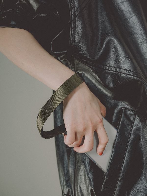 閃光系 | CRUSH - 千歲綠 * 綠色 金屬色 手機手帶 手機腕帶 phone-strap 交換禮物 可拆式背帶 女友禮物 女生禮物 情人節禮物 手機掛繩 手機繩