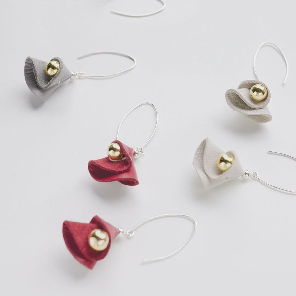 AFTERGLOW | 朵 * 純銀 皮革 天然 幾何 抗敏 垂墜 耳環 ESG natural系列 recycled material 公平貿易 環保 環境友善 羊皮 耳環 花耳環