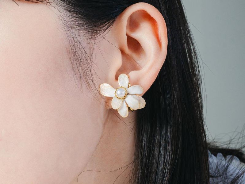 VERNL | 春息 - 珍珠白 * 黃銅 珍珠 花朵 彩色 樹脂 戒指 耳骨夾 交換禮物 情人節禮物 戒指珍珠 珍珠耳骨夾 生日禮物 耳窩夾 花耳環