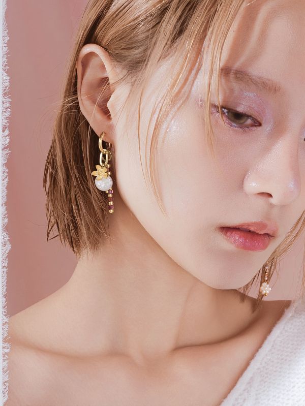 Lapis | Ruby Blooms * 紅色 花 珍珠 耳環 耳骨夾 交換禮物 天然珍珠 水晶耳環 珍珠耳環 耳夾耳環 聖誕禮物 聖誕耳環 花耳環 閨蜜禮物