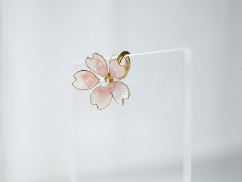 VERNL | 春息 - 初櫻 * 黃銅 珍珠 櫻花 彩色 樹脂 戒指 耳骨夾 交換禮物 情人節禮物 戒指 珍珠 珍珠耳骨 夾生日禮物 耳窩夾 花朵 花耳環