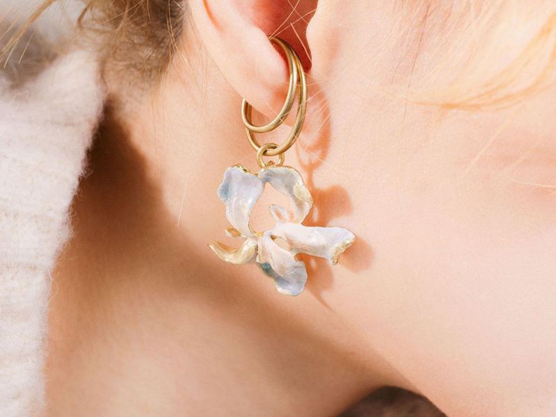 暮光系 - 覆雪盛開 * 冷琺瑯  樹脂 白色 花朵 黃銅 耳骨夾 交換禮物 婚禮小物 情人節禮物 生日禮物 畢業禮物花 耳環花耳環 黃銅耳環