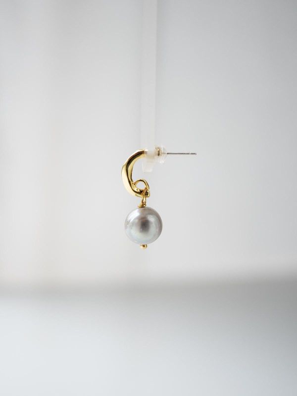 LUNARIA - 月澄 * 金色 黃銅 純銀針 天然珍珠 抗敏 耳環 女生禮物 情人節禮物 母親節禮物 淡水珍珠 珍珠 珍珠耳環 生日禮物 耳環