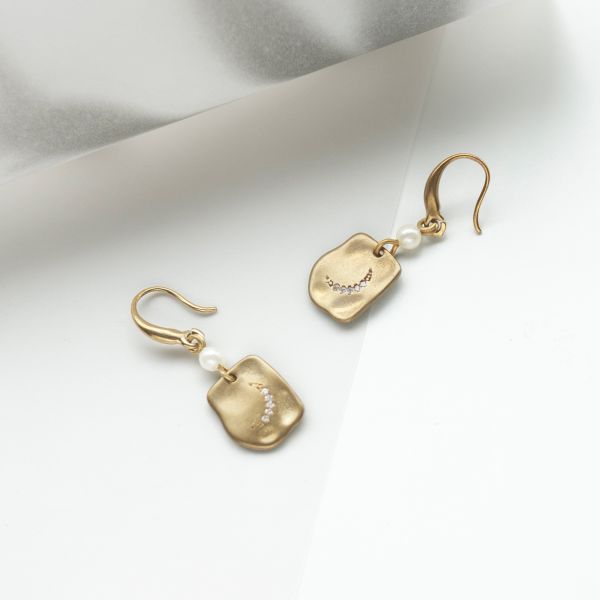 ONCE LITE | 暮光系 - MOON * 新月 鋯石 珍珠 黃銅耳環 交換禮物 婚禮小物 情人節禮物 抗敏耳環 珍珠耳環 生日禮物 畢業禮物 迷你耳環 黃銅耳環