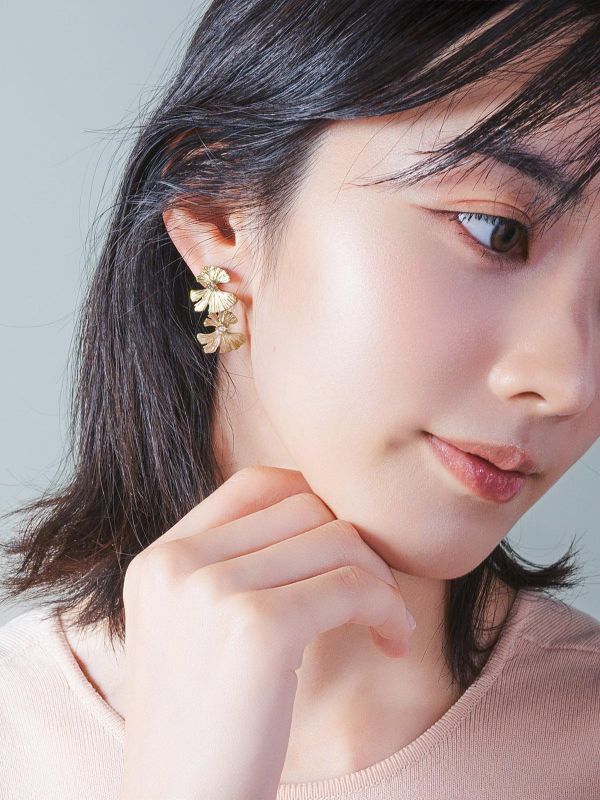 LUNARIA - 月瓣 * 黃銅 不銹鋼針 樹脂 抗敏 後扣 耳環 女生禮物 康乃馨 情人節禮物 母親節 母親節禮物 生日禮物 耳環 花耳環