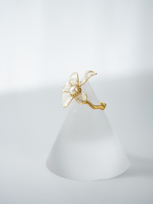 VERNL | 春息 - 透明 * 黃銅 珍珠 花朵 彩色 樹脂 戒指 耳骨夾 交換禮物 情人節禮物 戒指珍珠 珍珠 耳骨夾 生日禮物 耳窩夾 花耳環
