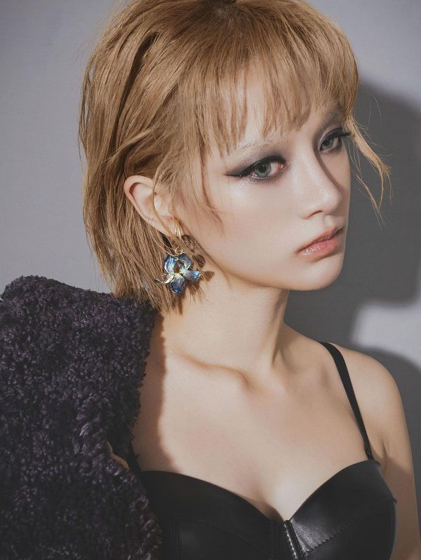 暮光系 - 星藍盛開 * 冷琺瑯 樹脂 藍紫色 花朵 黃銅 耳骨夾 交換禮物 婚禮小物 情人節禮物 生日禮物 畢業禮物 花 耳環 花耳環 黃銅耳環