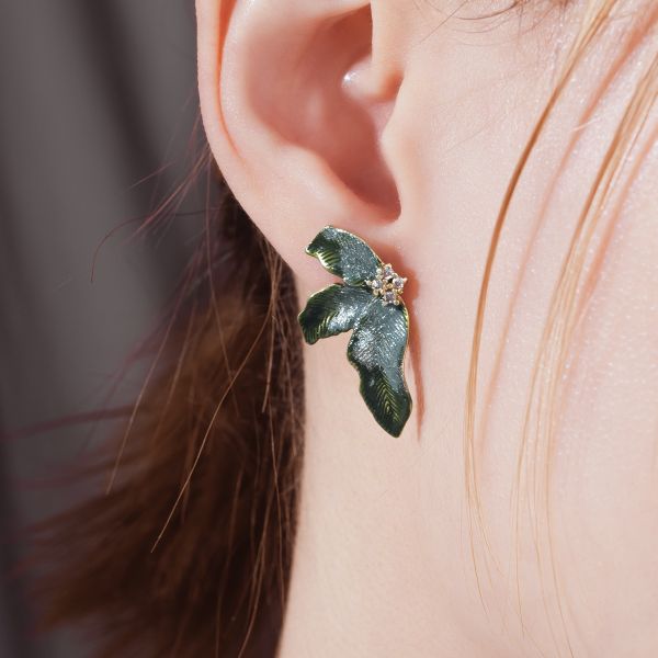 Xmas | Emerald * 翠綠 黃銅 冷琺瑯 聖誕紅耳環 交換禮物 植物耳環 純銀耳針耳環 聖誕禮物 聖誕紅花耳環 葉子耳環 閨蜜禮物