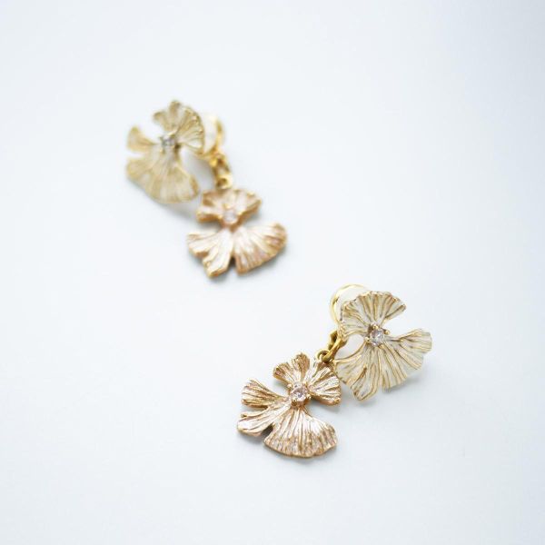 LUNARIA - 月瓣 * 黃銅 不銹鋼針 樹脂 抗敏 後扣 耳環 女生禮物 康乃馨 情人節禮物 母親節 母親節禮物 生日禮物 耳環 花耳環