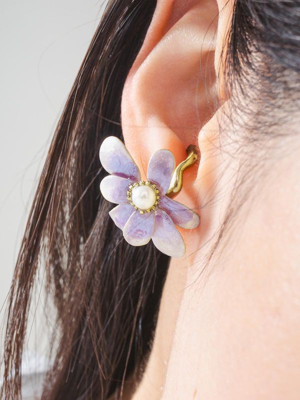 VERNL | 春息 - 藍紫 * 黃銅 珍珠 花朵 彩色 樹脂 戒指 耳骨夾 交換禮物 情人節禮物 戒指珍珠 珍珠 耳骨夾 生日禮物 耳窩夾 花耳環
