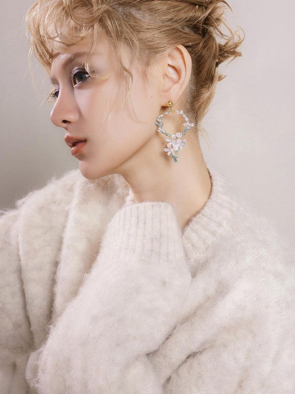 暮光系 - 覆雪 * 冷琺瑯 樹脂 白色 花朵 黃銅 耳環 交換禮物 婚禮小物 情人節禮物 生日禮物 畢業禮物 花 耳環 花耳環 黃銅耳環