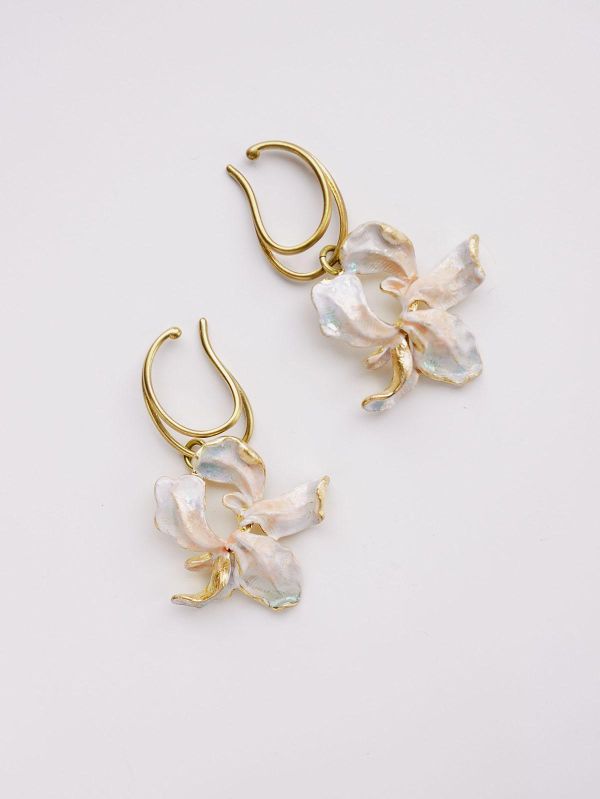 暮光系 - 覆雪盛開 * 冷琺瑯  樹脂 白色 花朵 黃銅 耳骨夾 交換禮物 婚禮小物 情人節禮物 生日禮物 畢業禮物花 耳環花耳環 黃銅耳環